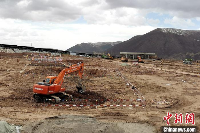 圖為光伏發(fā)電項目施工區(qū)正在抓緊施工。　李雋 攝