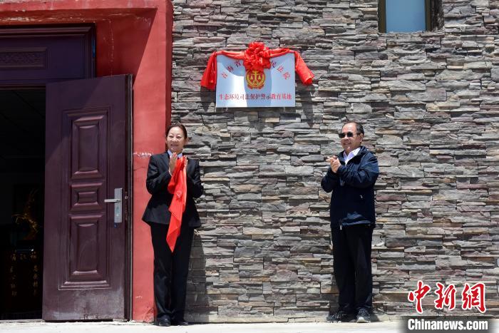 圖為揭牌儀式現(xiàn)場?！埢⒖?攝