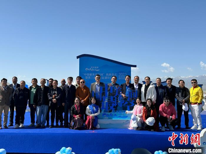 圖為國內(nèi)眾多詩人在茶卡鹽湖景區(qū)合影?！⒀?攝