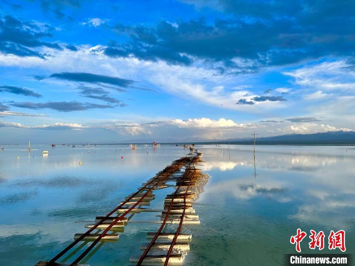 圖為茶卡鹽湖景區(qū)風(fēng)光?！⒀?攝