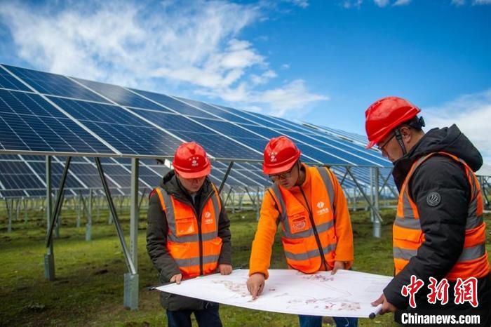施工技術(shù)人員正在認(rèn)真核查柯拉一期光伏電站相關(guān)設(shè)計(jì)數(shù)據(jù)等?！⒅铱?攝