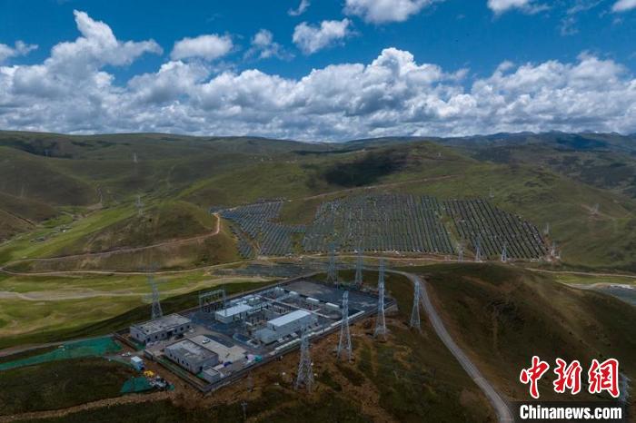 航拍建成投運(yùn)的柯拉一期光伏電站升壓站?！⒅铱?攝