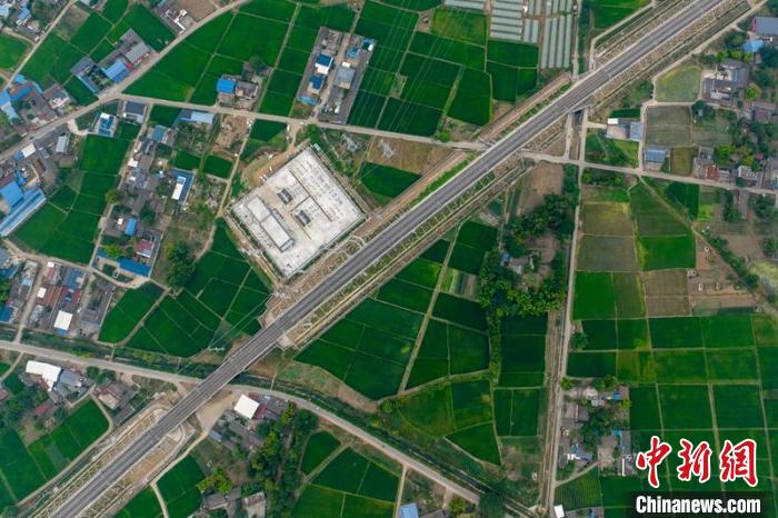 空中俯瞰綿竹牽引變電所和川青鐵路成黃段鐵路線?！⒅铱?攝