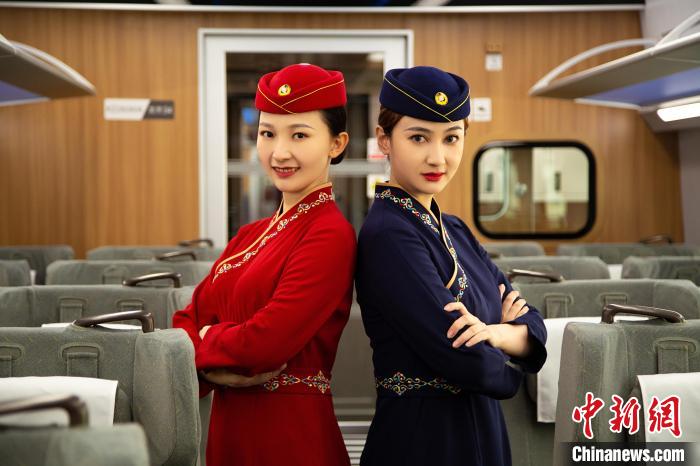 圖為整體色彩以“深藏青”和“喇嘛紅”為主調(diào)的西格段“復(fù)興號”動車組乘務(wù)員新制服?！±罾?攝