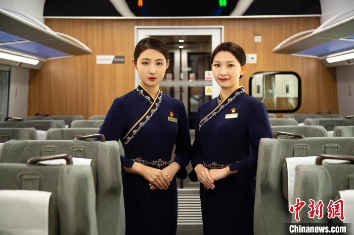 圖為整體色彩以“深藏青”為主調(diào)的西格段“復(fù)興號(hào)”動(dòng)車(chē)組乘務(wù)員新制服。　李磊 攝