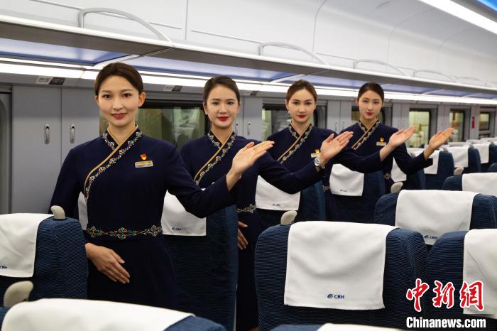 圖為身穿新制服的青藏鐵路西格段“復(fù)興號(hào)”動(dòng)車(chē)組乘務(wù)員?！±罾?攝