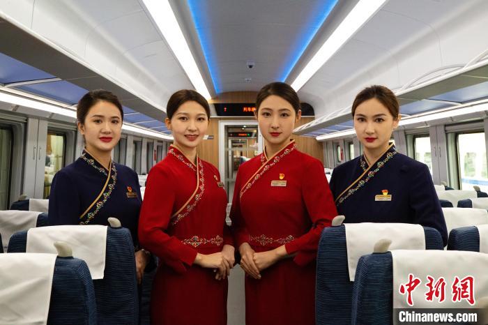 圖為整體色彩以“深藏青”和“喇嘛紅”為主調(diào)的西格段“復(fù)興號(hào)”動(dòng)車(chē)組乘務(wù)員新制服?！±罾?攝