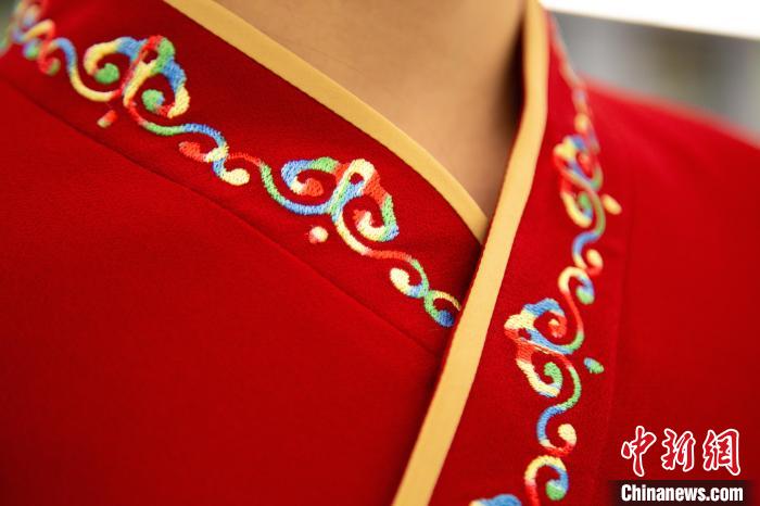 圖為新制服領(lǐng)口點(diǎn)綴有蒙古特色的烏力吉紋繡花。　李磊 攝