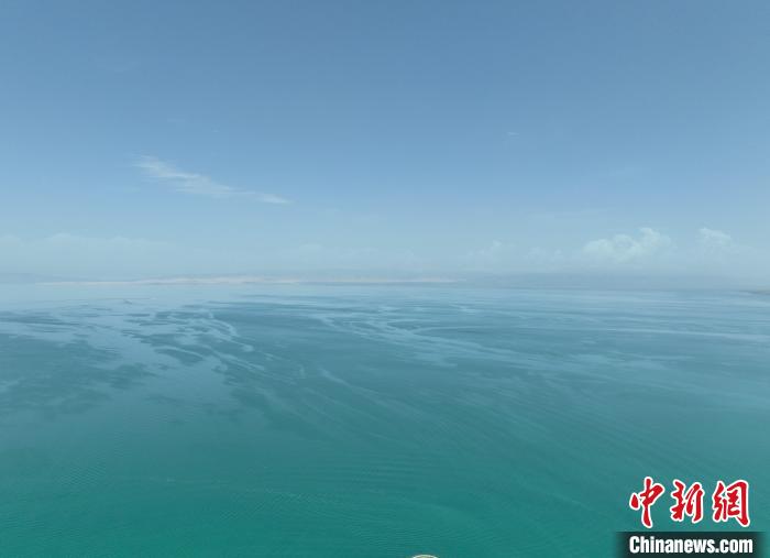 圖為航拍仲夏時(shí)節(jié)，青海湖水天一色。　祁增蓓 攝