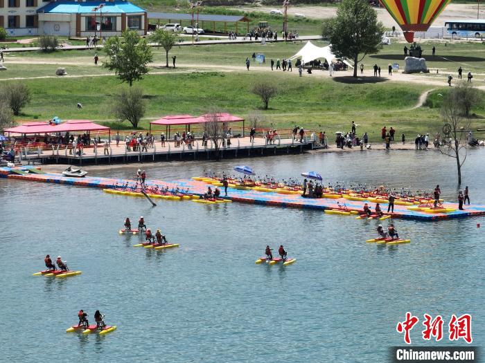 圖為航拍游客青海湖二郎劍景區(qū)體驗(yàn)娛樂項(xiàng)目。　祁增蓓 攝