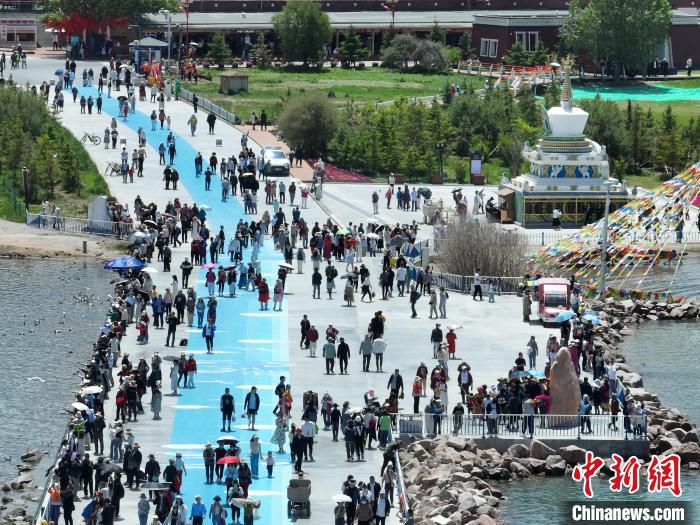 圖為航拍青海湖二郎劍景區(qū)游客眾多。　祁增蓓 攝