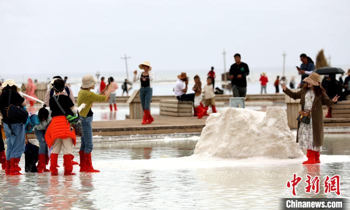 圖為游客在茶卡鹽湖拍照。　薛蒂 攝