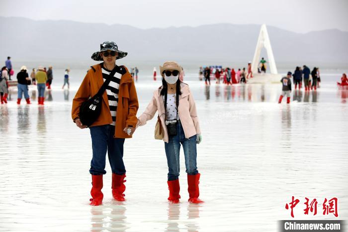 圖為游客在茶卡鹽湖之中。　薛蒂 攝