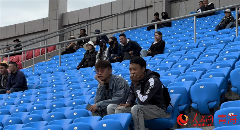 現場觀看“州超”的觀眾。人民網 劉沛然攝