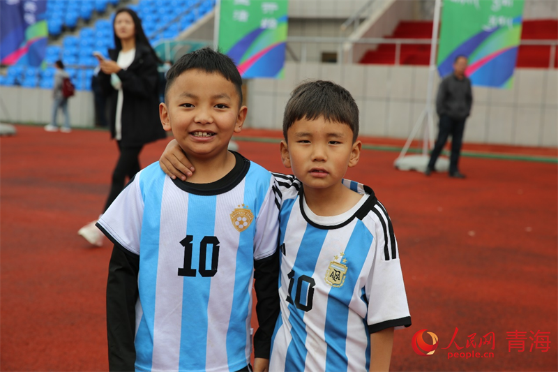小小足球員。人民網 馬可欣攝