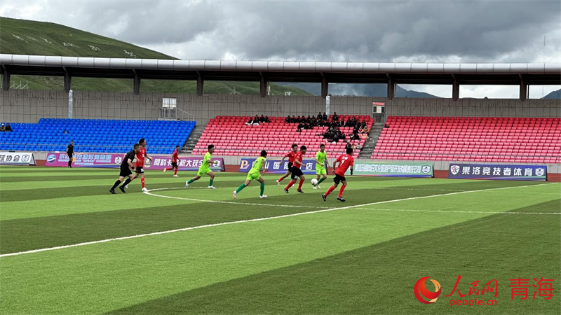 “州超”球員正在拼搶。人民網 劉沛然攝