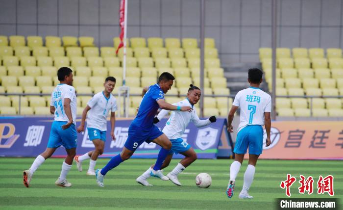 圖為班瑪隊(白)與達(dá)日隊在球場進(jìn)行比拼?！●R銘言 攝