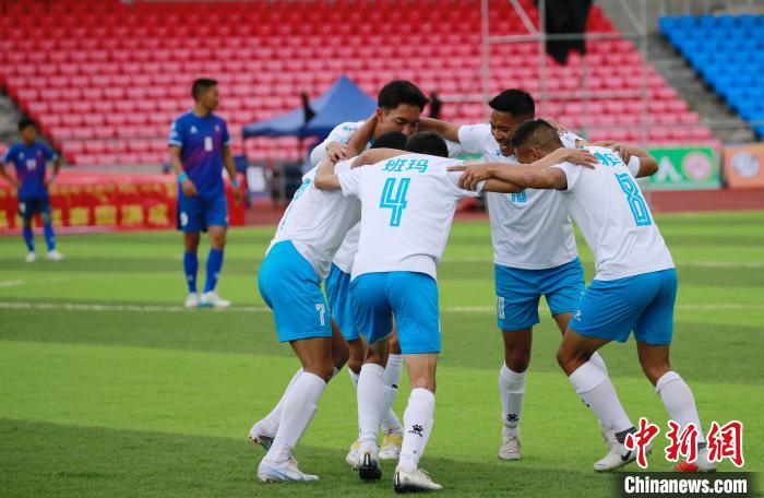 圖為班瑪隊隊員慶祝進(jìn)球。　馬銘言 攝