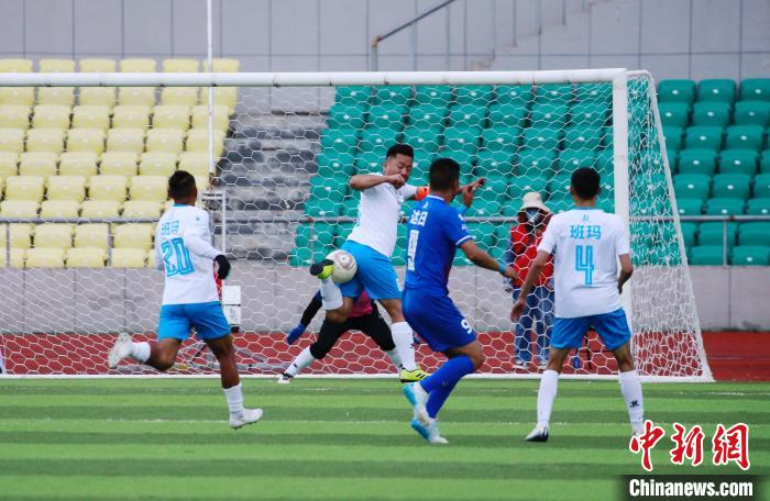 圖為班瑪隊(白)與達(dá)日隊在球場進(jìn)行比拼?！●R銘言 攝