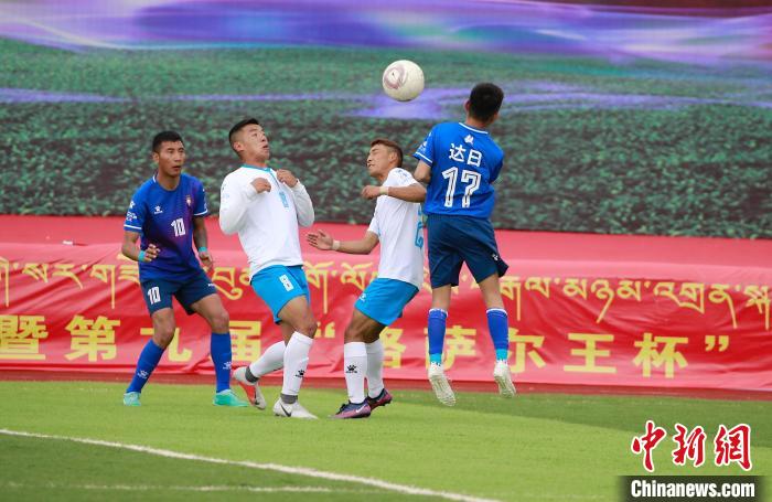 圖為班瑪隊(白)與達(dá)日隊在球場進(jìn)行比拼。　馬銘言 攝