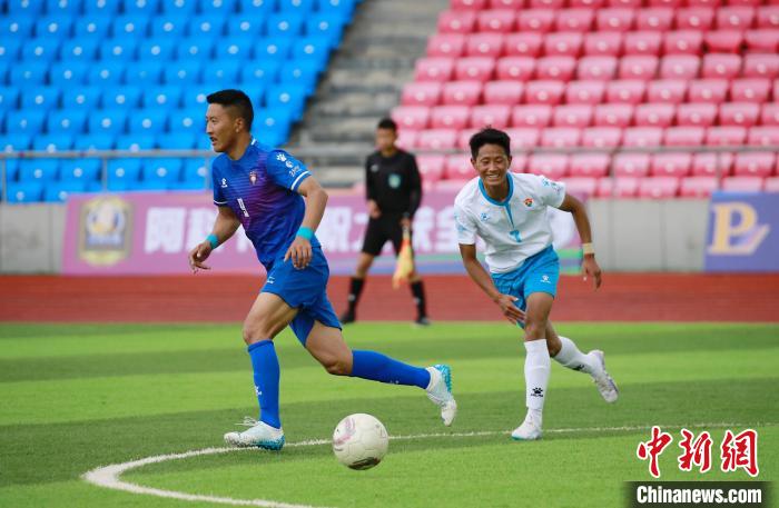 圖為班瑪隊(白)與達(dá)日隊隊員在球場感受快樂足球?！●R銘言 攝