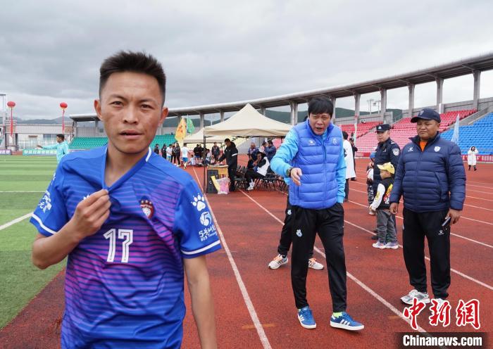 圖為范志毅在球場邊指導(dǎo)球員。　馬銘言 攝