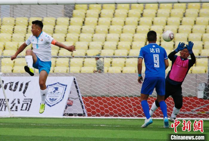 圖為班瑪隊(白)與達(dá)日隊在球場進(jìn)行比拼?！●R銘言 攝