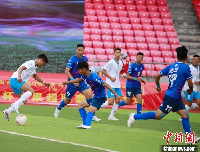 圖為班瑪隊(白)與達(dá)日隊在球場進(jìn)行比拼?！●R銘言 攝