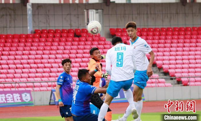 圖為班瑪隊(白)與達(dá)日隊在球場進(jìn)行比拼。　馬銘言 攝