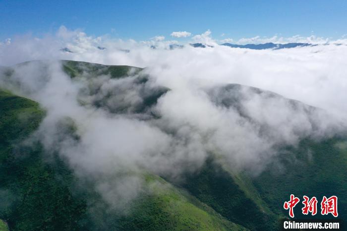 航拍賽來塘鎮(zhèn)山間云霧繚繞?！●R銘言 攝