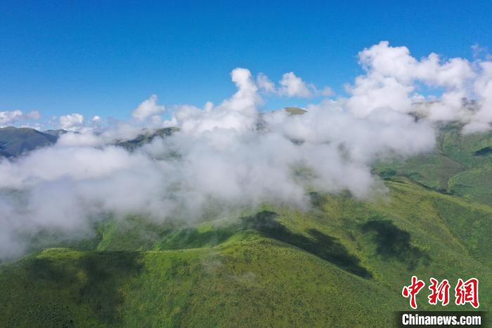 航拍賽來塘鎮(zhèn)山間云霧繚繞?！●R銘言 攝