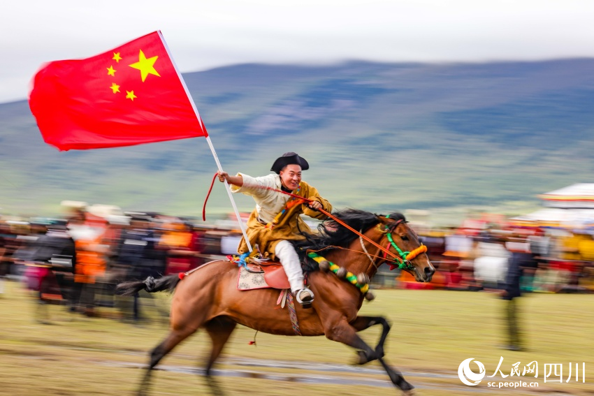 馬術(shù)表演現(xiàn)場(chǎng)。洛絨尼瑪攝