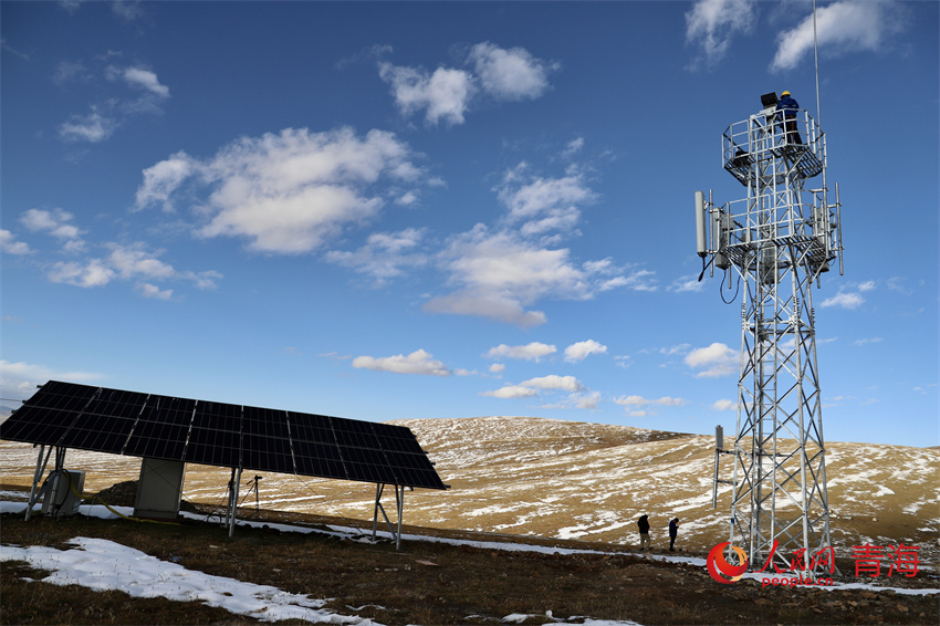 玉樹州曲麻萊縣黃河源流域約古宗列曲拍攝的中國移動5G基站。人民網(wǎng) 陳明菊攝