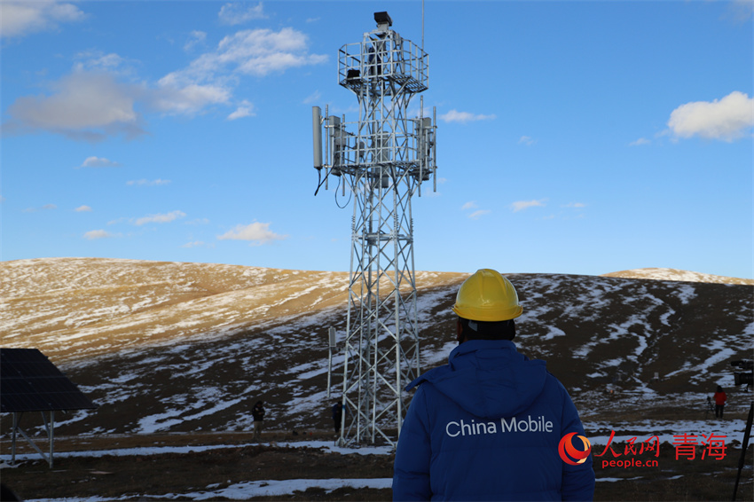 逆光下的中國移動5G基站。人民網(wǎng) 陳明菊攝