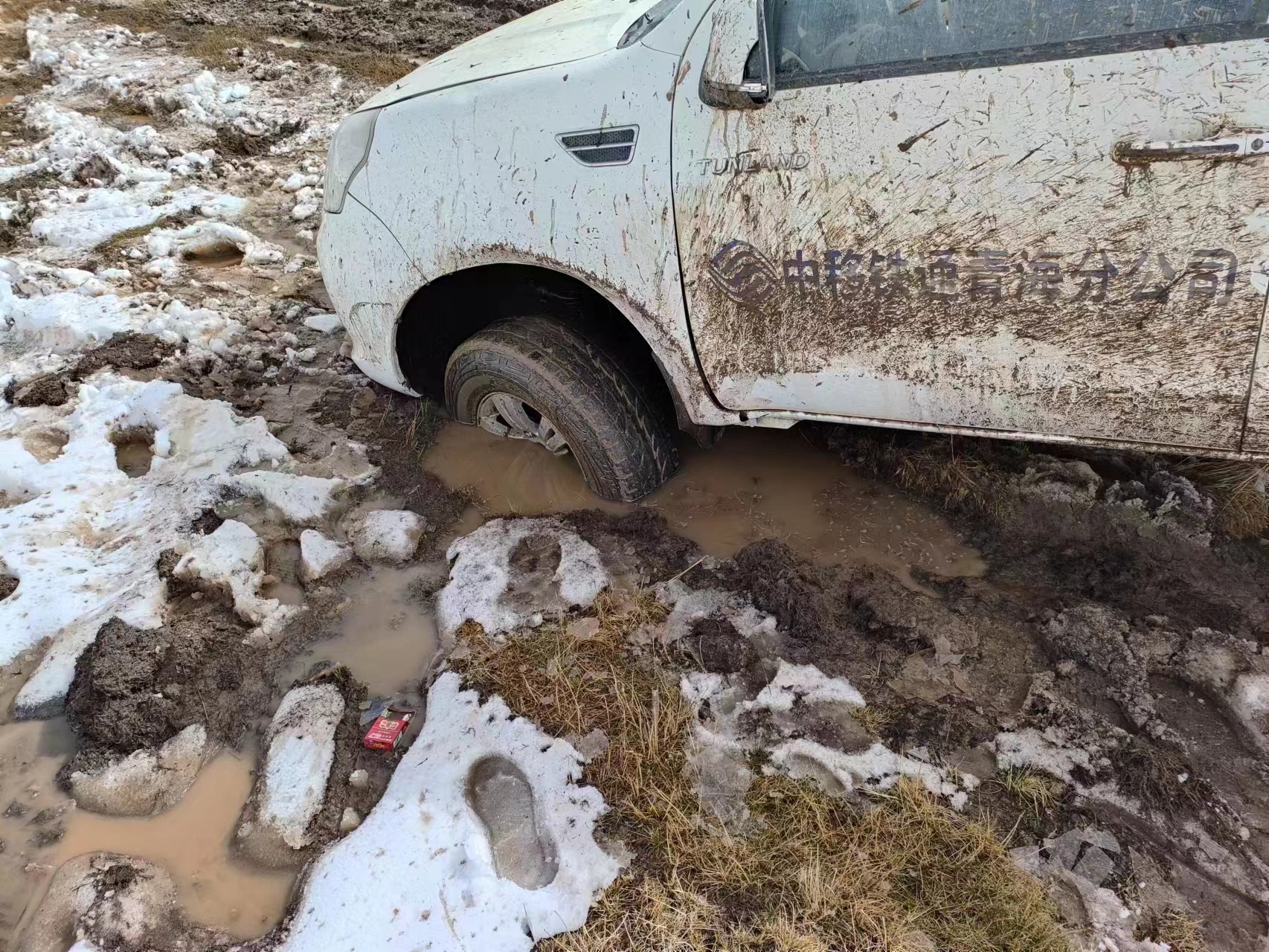 冰天雪地，泥濘路滑。祁海峰攝。