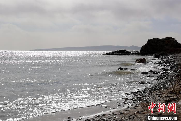 冬日青海湖斷崖:碧藍(lán)湖面波瀾陣陣