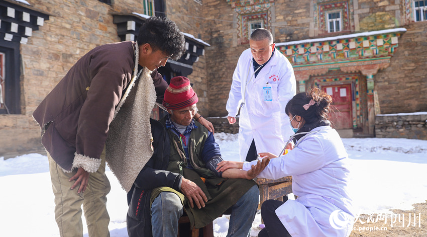 幫扶醫(yī)療小分隊(duì)成員為村民義診。劉學(xué)懿攝