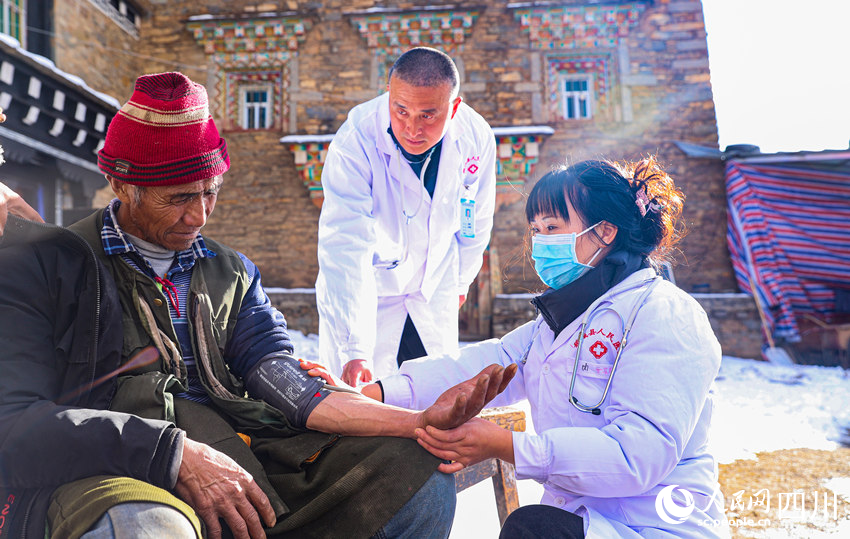 幫扶醫(yī)療小分隊成員為村民義診。劉學(xué)懿攝