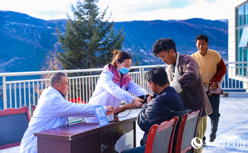 幫扶醫(yī)療小分隊成員為村民義診。劉學(xué)懿攝