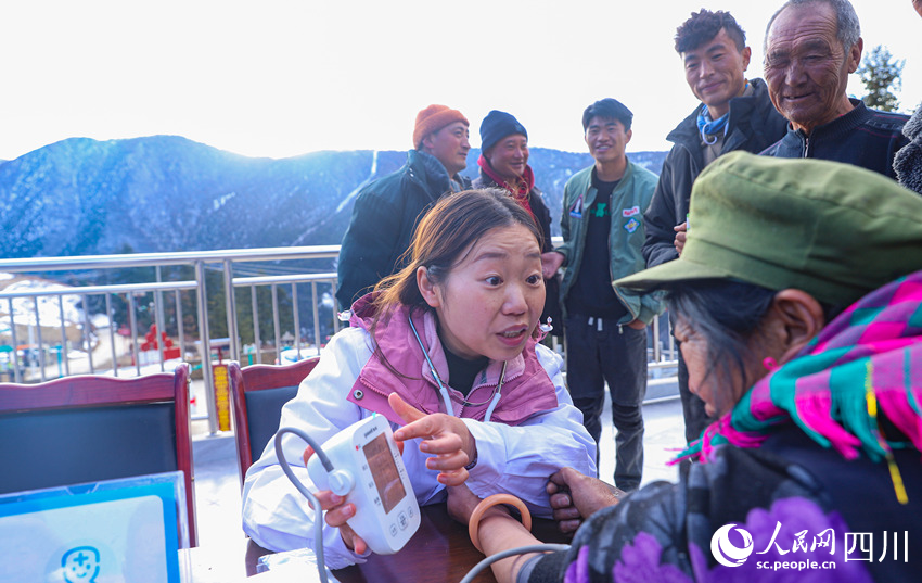 幫扶醫(yī)療小分隊成員為村民義診。劉學(xué)懿攝