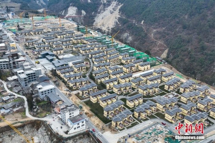圖為2月1日，瀘定磨西鎮(zhèn)震后重建的安置小區(qū)。(無人機照片)<a target='_blank' href='/'><p  align=
