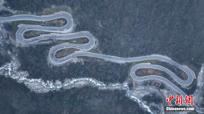 圖為2月1日，震后重建的海螺溝景區(qū)道路。(無人機照片)<a target='_blank' href='/'><p  align=