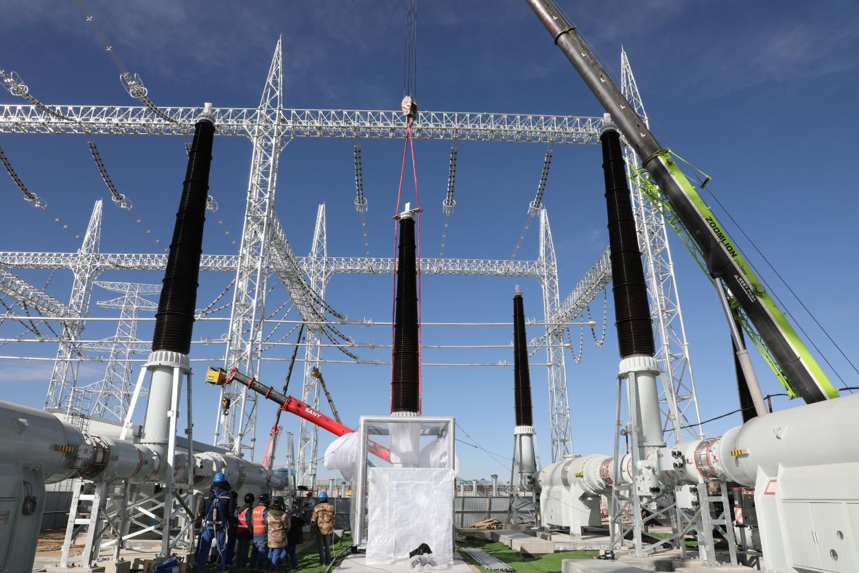 750千伏HGIS套管安裝工作。蒙珝攝