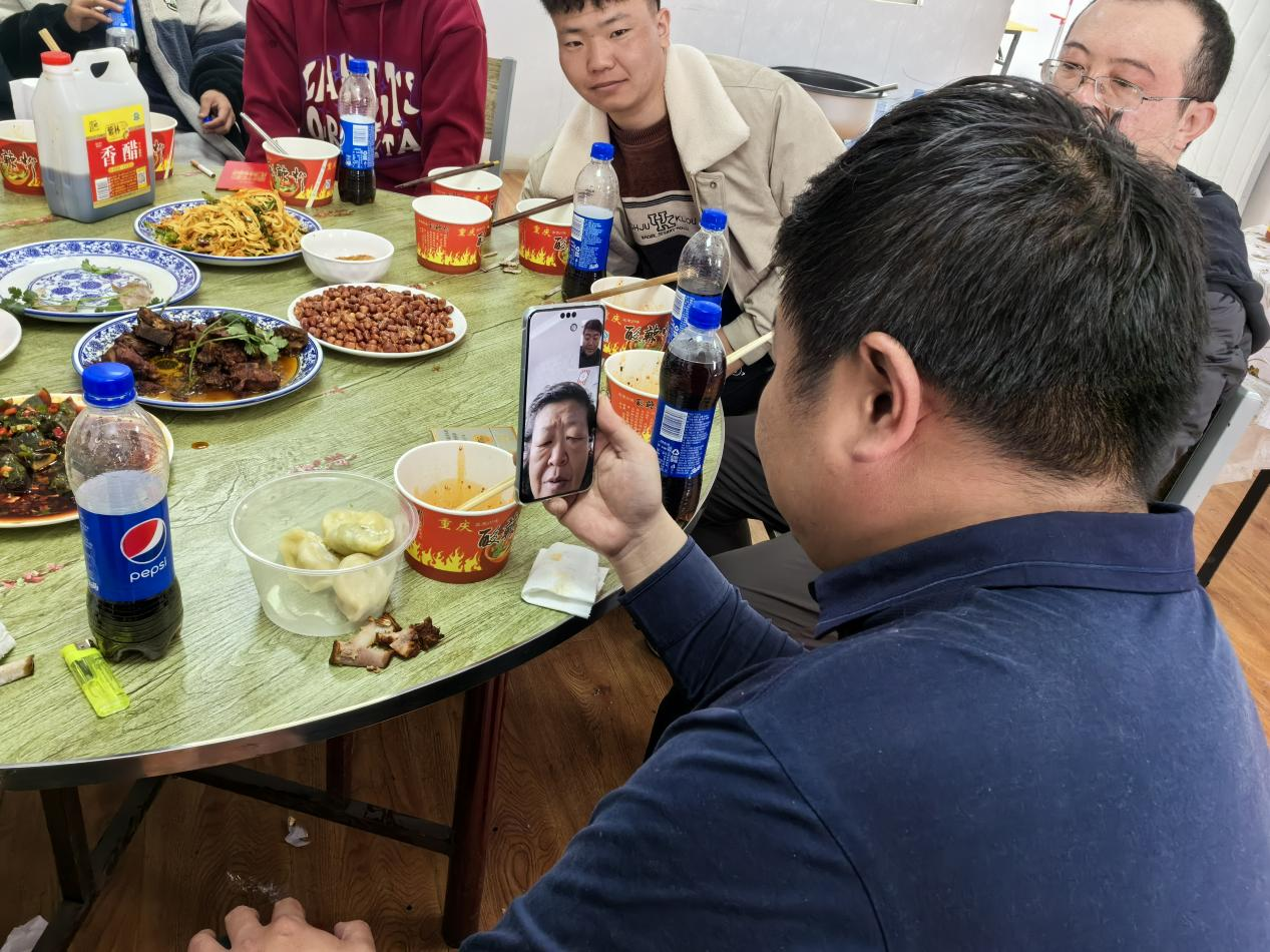 王玉琦與家人視頻。王元明攝