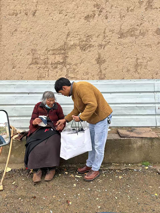 扎西奪爾登為困難群眾送去冬季御寒物資。阿壩州文明辦供圖