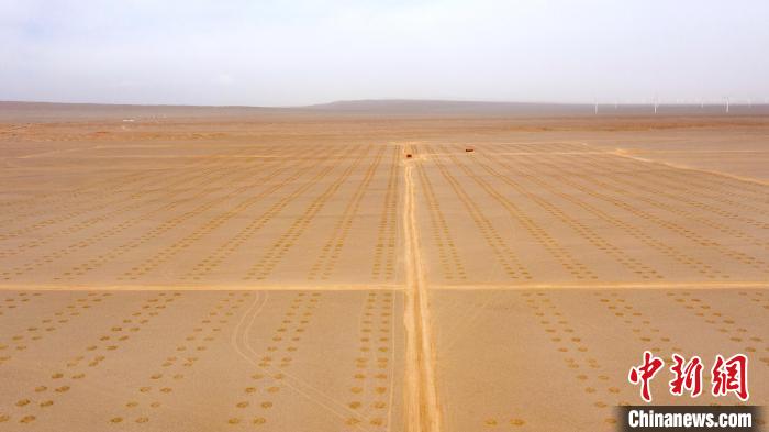青海大柴旦風(fēng)光儲(chǔ)建設(shè)現(xiàn)場：“大地棋盤”蔚為壯觀
