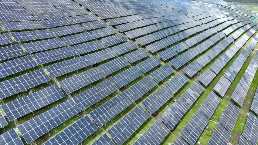 華電金川新能嘎斯都一期20萬(wàn)千瓦光伏項(xiàng)目。金川縣融媒體中心供圖