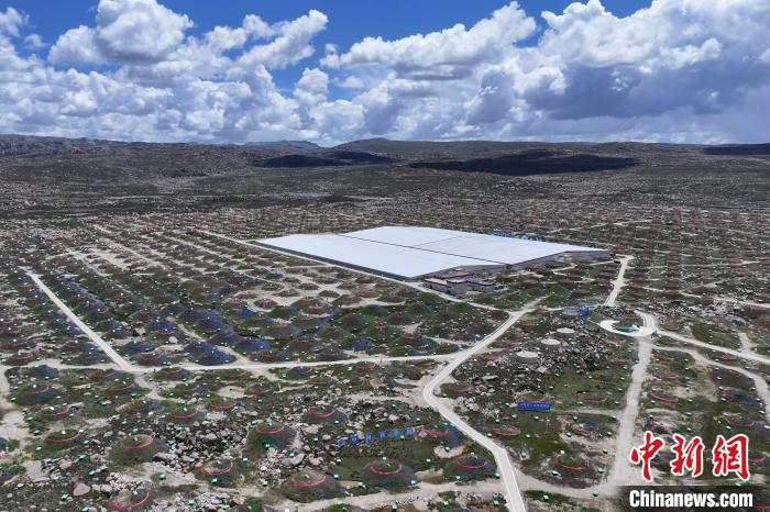 航拍四川稻城海子山上的觀天陣列“拉索”