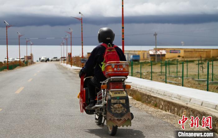 圖為白瑪從家中前往湖邊巡邏?！≮w朗 攝