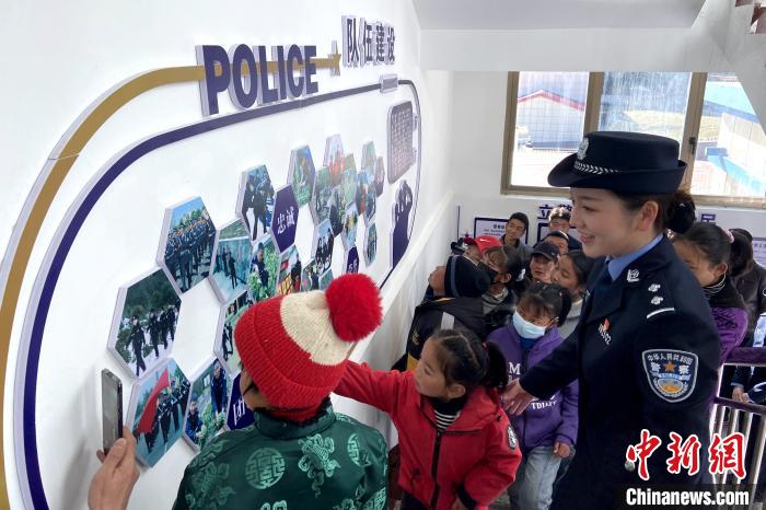 山南邊境管理支隊勒布邊境派出所舉行警營開放日活動，邀請駐地民眾進警營，了解民警工作生活。　莊冀 攝